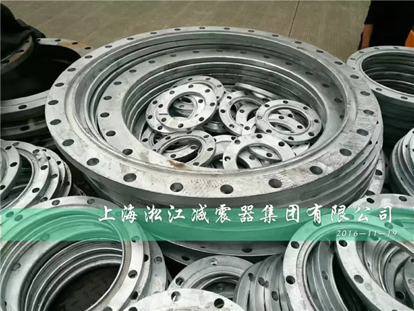 為蘇州市政配套橡膠軟連接的10噸熱鍍鋅法蘭到貨了 熱鍍鋅法蘭